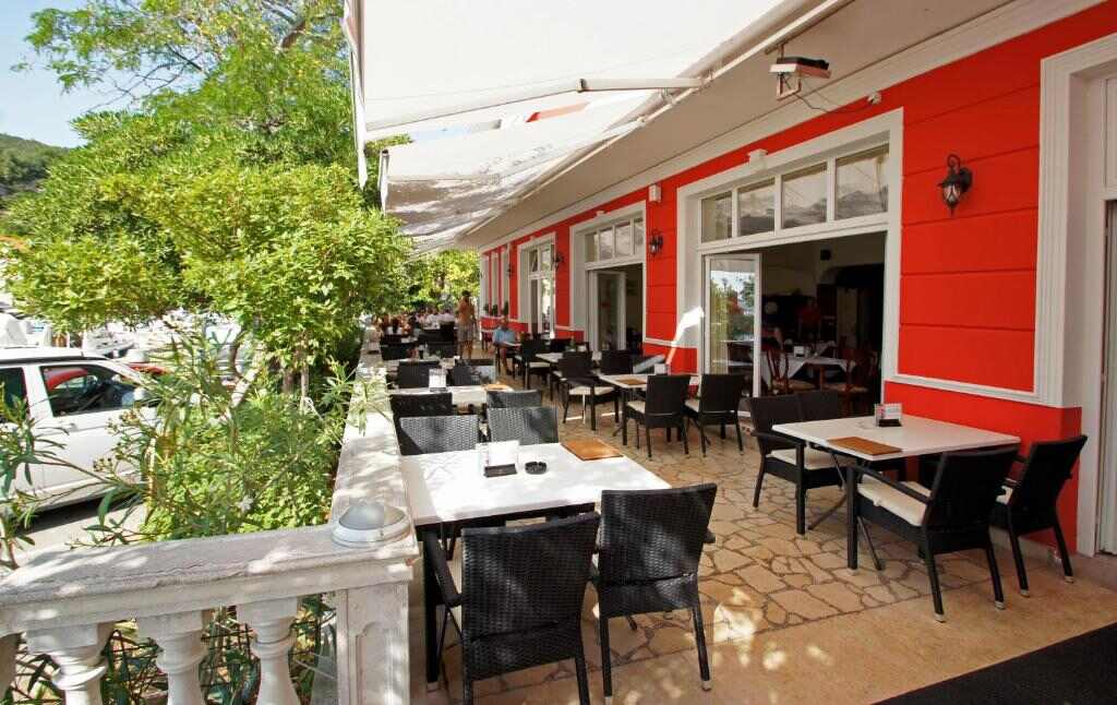 Outdoor restaurant seating in front of the hotel